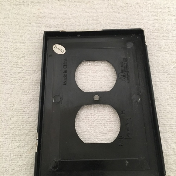 Amertac Metal Outlet Cover Plate Modern Design - Picture 2 of 3